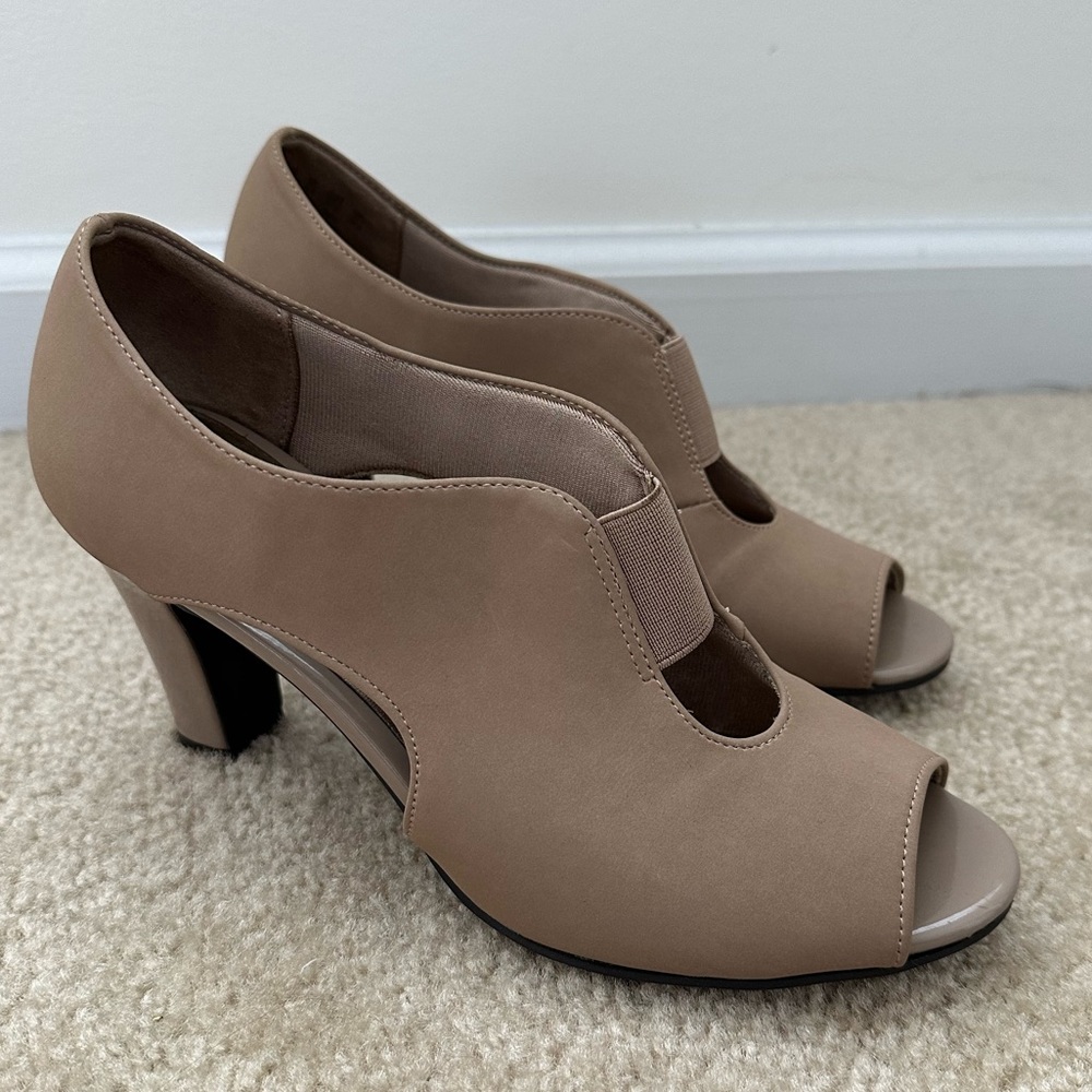 Women’s Lifestride Carla Peep Toe Bootie in Tan Size 7.5